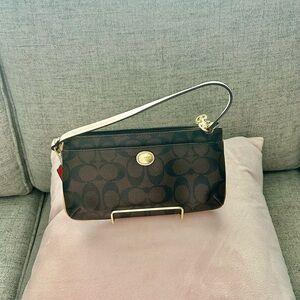 🎁NWOT🎁Coach🎁Large Wristlet :Pouch with full carry strap🎁
